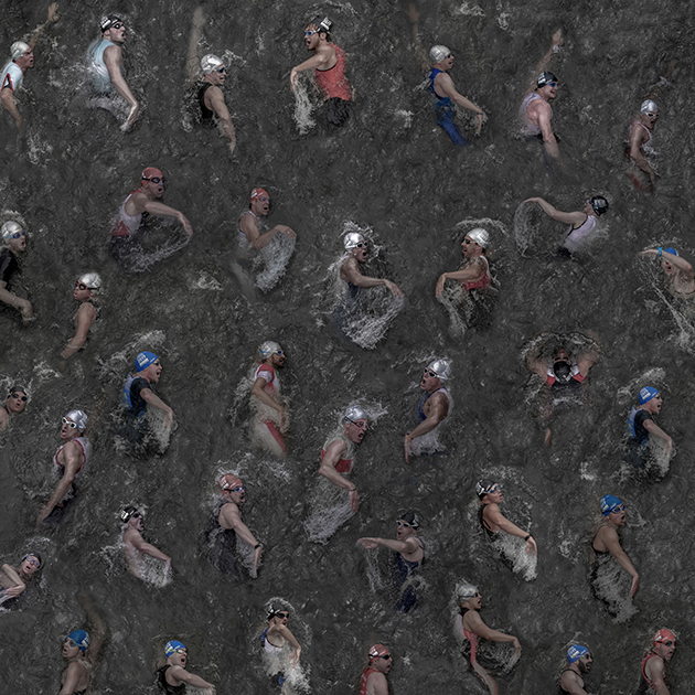Этот объемный снимок сделан летом 2017 года. Он создан из 35 индивидуальных фотографий пловцов, участвующих в триатлоне в гавани Дюссельдорфа. Фотографу удалось сфотографировать их с пешеходного моста над водой. 


Клаус Лензен сумел поймать момент, когда каждый спортсмен делал резкий вдох, и этот особенный миг для каждого из них позволил им создать общую картину множества индивидуальностей. По словам фотографа, он вдохновлялся работами Андреаса Гурски, отличающимися монументальной изобразительностью. Снимок вошел в шорт-лист открытого конкурса.