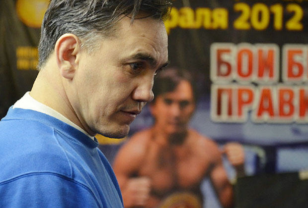 Фото на фоне афиши боя Захарова, организованного спортсменом в родной Чувашии