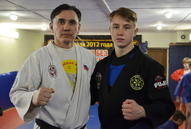 Олег Захаров (слева) с выпускником секции, титулованным мастером джиу-джитсу Анатолием Булыгиным 