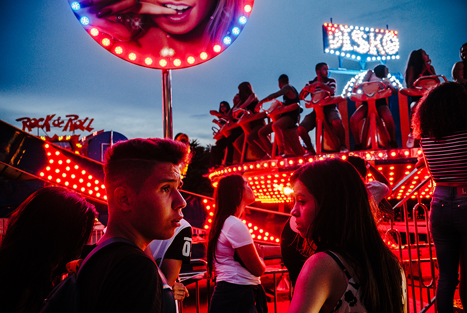 Подростки ждут своей очереди на аттракцион Disko — одну из главных достопримечательностей парка развлечений Nicolandia в столице Бразилии. 


Снимок, сделанный 24 марта 2017 года, — участник открытой программы конкурса.