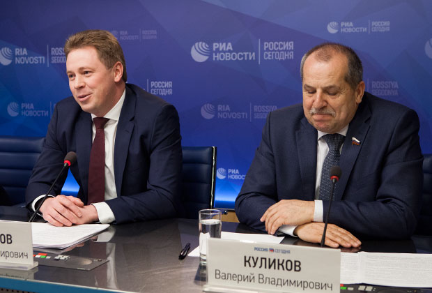 Дмитрий Овсянников (слева) и представитель в Совете Федерации от правительства Севастополя Валерий Куликов