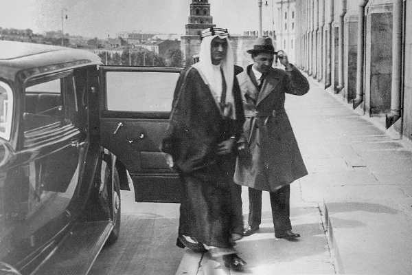 Карим Хакимов сопровождает будущего короля Саудовской Аравии Фейсала ибн Абдул-Азиза Аль Сауда. Москва, Кремль, 1932 год
