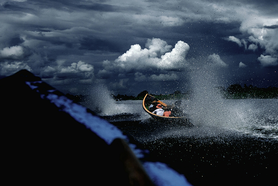 Это фото было сделано в Мьянме. Всплески воды от лодок вдохновили фотографа на этот снимок.

Победитель открытого конкурса в категории «Путешествия». 



