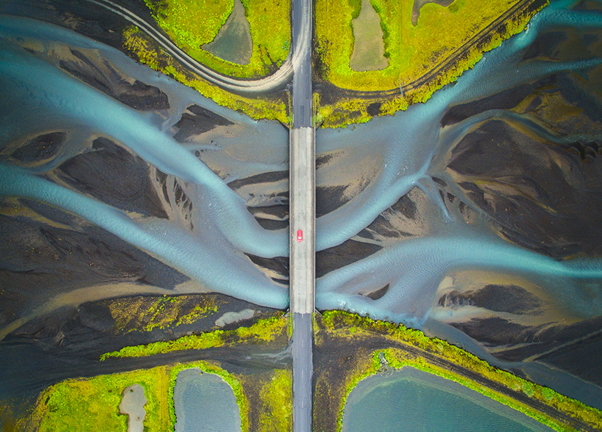 «Вид с воздуха на ледниковую реку в Исландии. Проезжая мост, я заметил какой-то узор в воде, и мне стало интересно, как это будет выглядеть с неба», — рассказал фотограф.

Шорт-лист открытого конкурса в категории «Путешествия».