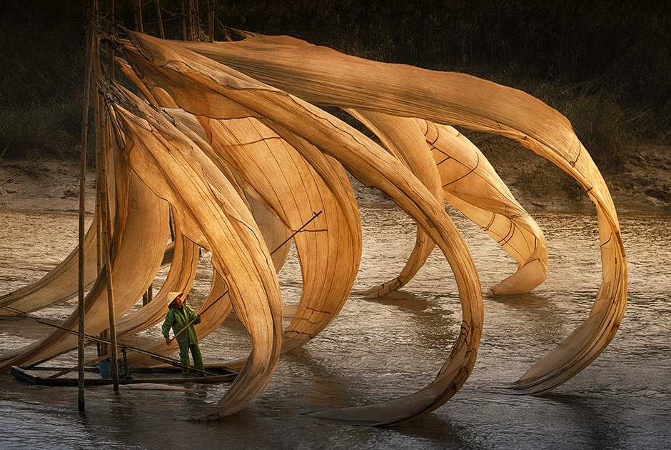 Рыбак за работой у реки во время заката в Ксиапу, Китай.

Шорт-лист, открытый конкурс, «Путешествия».

