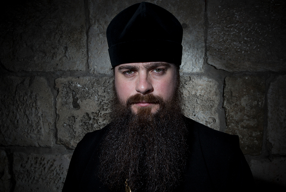 Православные священники тоже носят длинные бороды как знак преданности Господу и дань уважения Иисусу, которого традиционно изображают с бородой.
