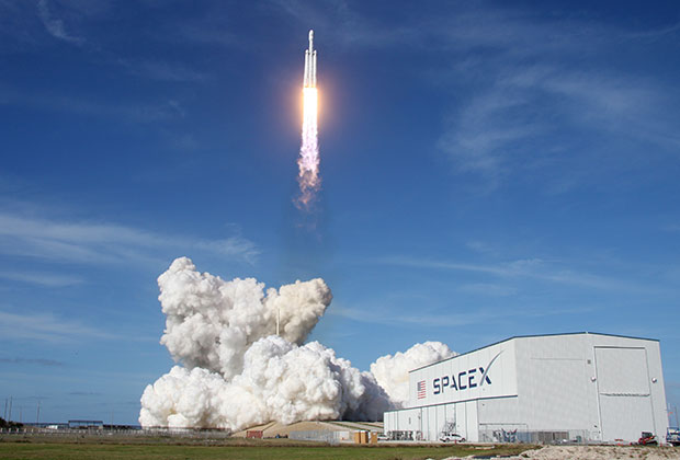 Пуск сверхтяжелого носителя Falcon Heavy на мысе Канаверал