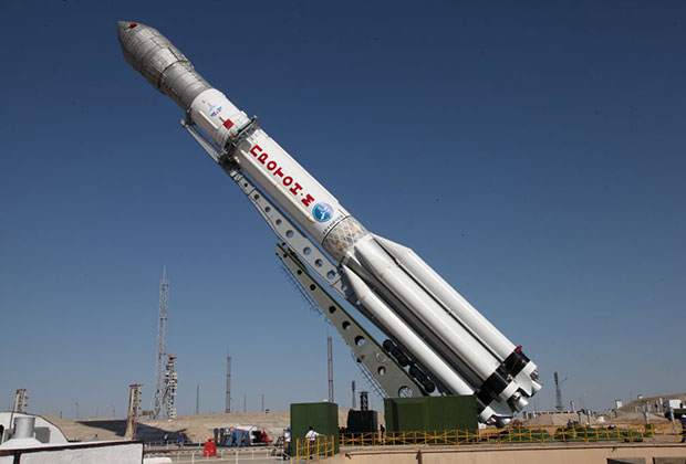 Установка ракеты «Протон» на стартовый стол в Байконуре