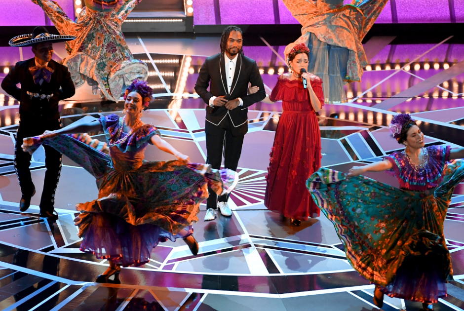 Выступление Мигеля и Наталии Лафуркаде на церемонии вручения премии «Оскар»