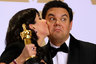 Кристен Андерсон-Лопез и Роберт Лопез с «Оскаром » за лучшую песню «Помни меня» из саундтрека к анимационному фильму «Коко»
