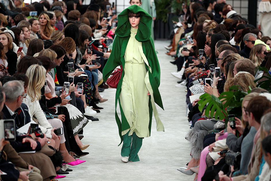 Креативного директора Valentino Пьерпаоло Пиччоли, похоже, тоже вдохновляли персонажи мультфильма про Чебурашку и Крокодила Гену: так или иначе, модель в зеленом плюшевом пальто выглядит гибридом обоих героев.