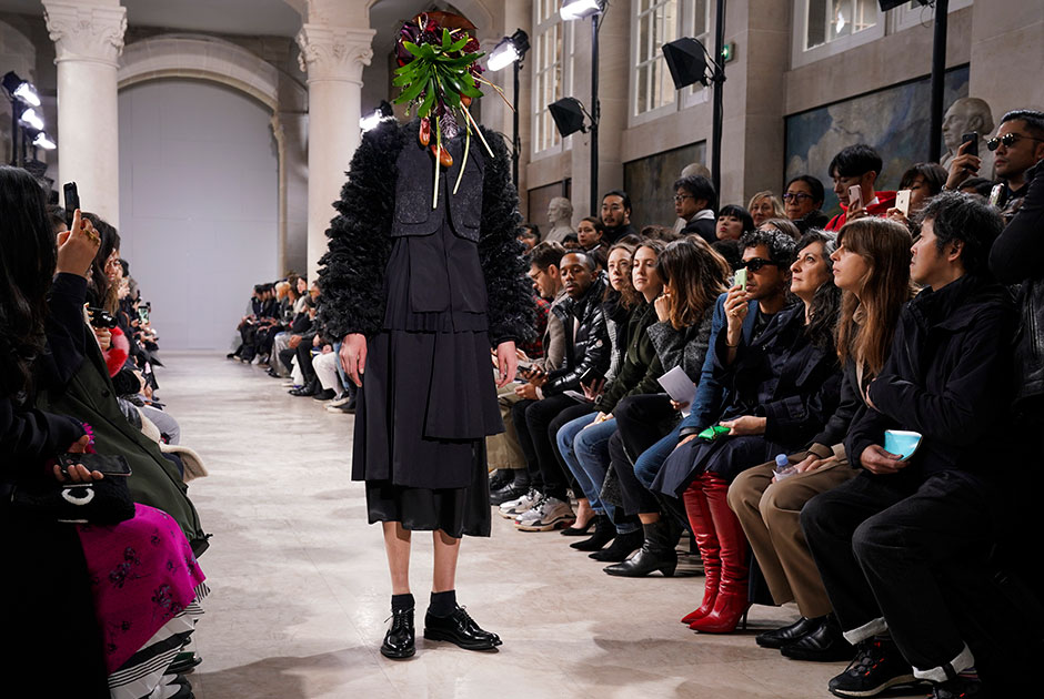 Бельгийская дизайнер Вероник Лерой превратила лица своих моделей в импровизированные цветочные горшки. Подобная экстравагантность порой контрастировала с ее темными деконструктивистскими многослойными одеяниями.