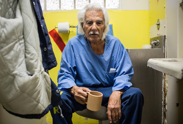 82-летнего Энтони Альвареза посадили на длительный срок за кражи, незаконное владение оружием и побег