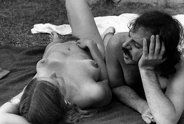 Фотограф Роберт Альтман и Энни лежат голые возле пруда. 1970 год