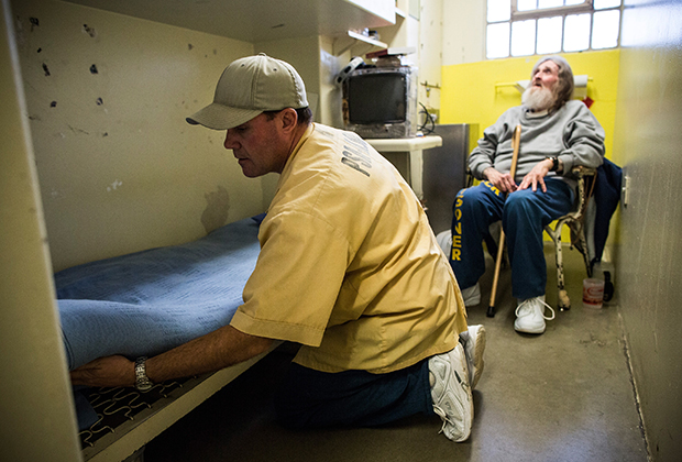 Участник программы «золотые робы» Дэвид Барнхилл помогает 66-летнему заключенному Фрэнку Фуллеру