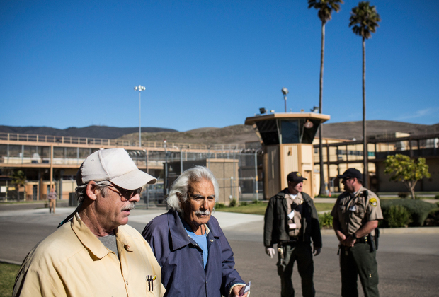 Участник программы «золотые робы» Филип Бердик помогает 82-летнему заключенному Энтони Альварезу