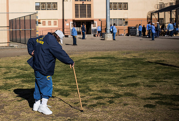 66-летний заключенный Калифорнийской мужской колонии Фрэнк Фуллер нуждается в помощи «Золотых роб»