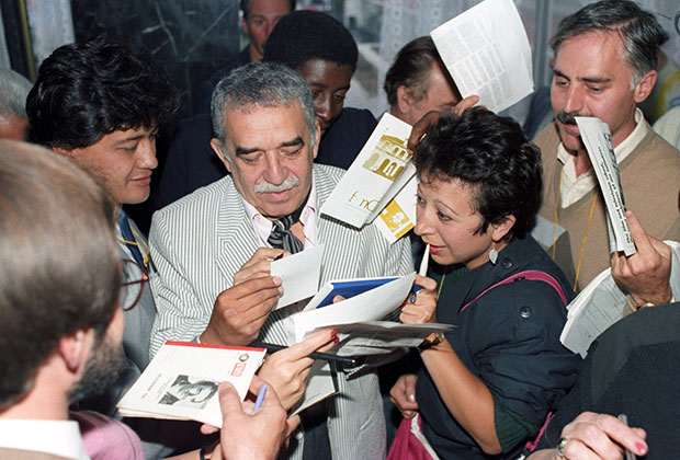 Габриэль Гарсиа Маркес дает автографы поклонникам на международном кинофестивале