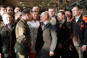 «Костыли забивали, кувалдой махали» Путин приехал на завод, послушал рабочих и вспомнил деда-повара