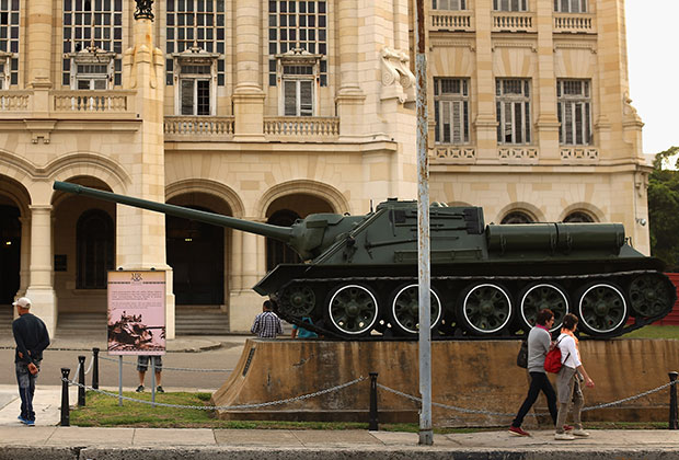 Самоходное орудие, на котором Кастро руководил уничтожением американского десанта в заливе Свиней (1961), установлено в Гаване у Музея Революции