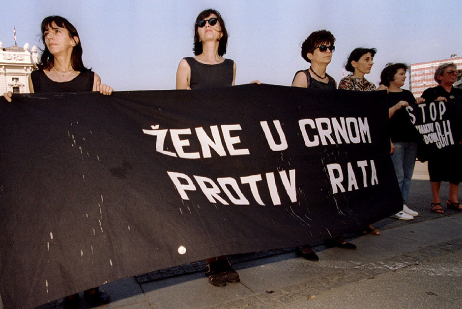 Участницы общественной миротворческой организации Women in Black вышли на улицы Белграда с транспарантом «Женщины в черном против войны», протестуя против насильственной мобилизации мужчин — боснийцев и жителей Сербской Краины. 