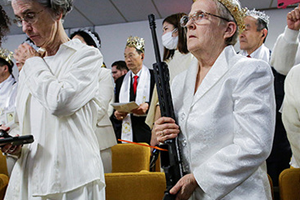Скорострельный боженька Американцы убивают детей и молятся на винтовки