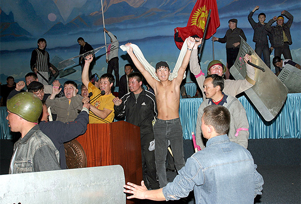 Оппозиция празднует захват власти в здании правительства в Бишкеке, март 2005 года