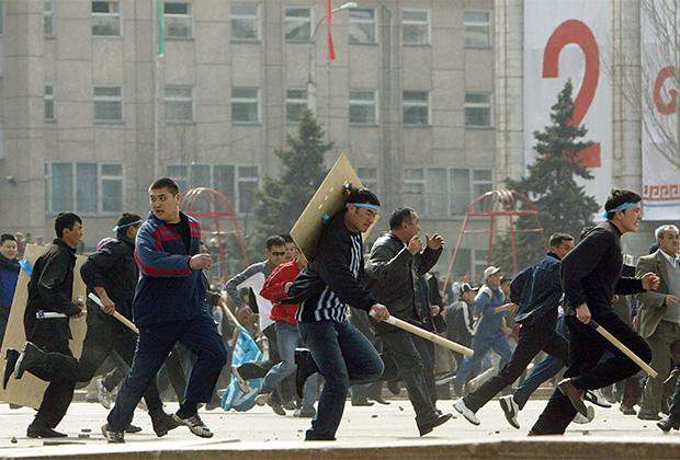 Сторонники президента Аскара Акаева скрываются от революционных толп в центре Бишкека, март 2005 года