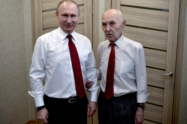 Президент РФ Владимир Путин и его бывший начальник, бывший глава разведгруппы КГБ в Дрездене Лазарь Матвеев
