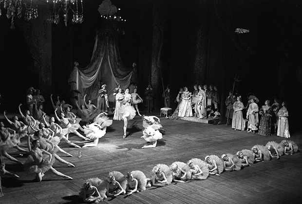 Балет «Спящая красавица», музыка П. И. Чайковского, постановка М. Петипа. Сцена из первого акта