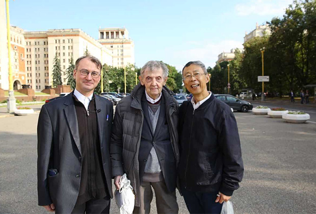 Николай Николаевич Шамаров (слева) и Олег Георгиевич Смолянов (посередине) с китайским коллегой