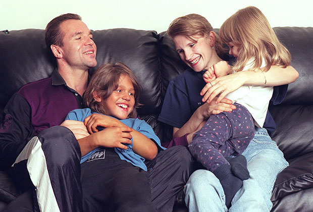 Ричард Сандрак с семьей дома в Лос-Анджелесе, 2001 год