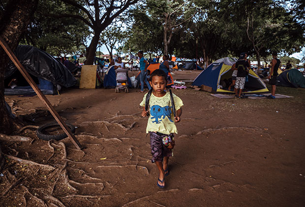 Дети эмигрантов живут в палатках