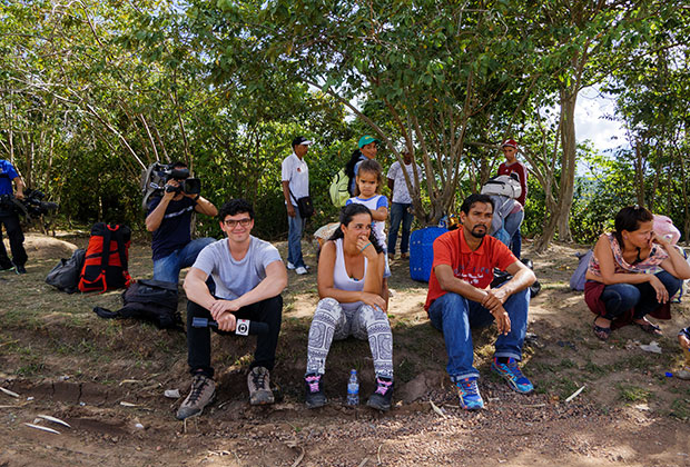 Бразильские телевизионщики снимают семью, безуспешно ждущую попутки
