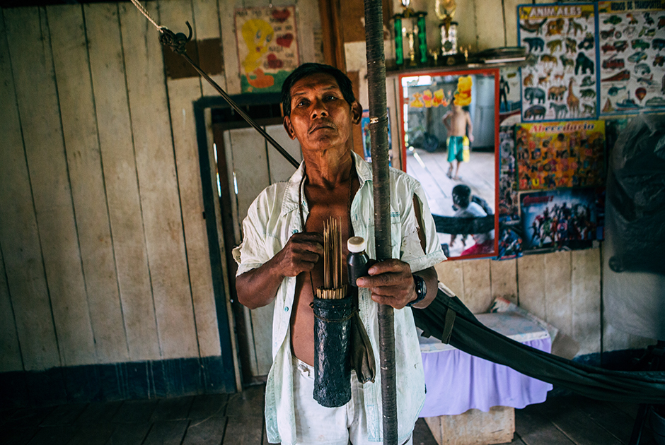 Эрардо Санчесу больше 60 лет, и он — один из редких жителей деревни Сан-Мартин де Амакаяку, которые все еще охотятся с духовым ружьем. Однажды он пустил стрелу с кураре так вертикально, что она вернулась и попала ему в лоб. Эрардо упал замертво, и спас его семилетний сын, который на себе принес папу обратно в деревню. Неизвестно, насколько правдива эта история, но яд кураре действительно мощный — этой небольшой баночки синьору хватает на восемь-девять месяцев.