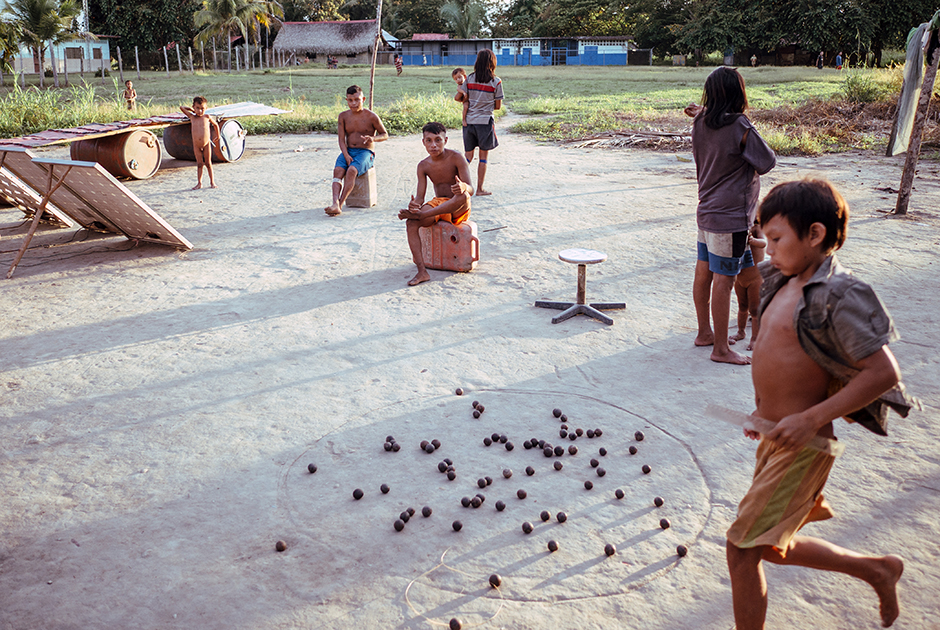 Традиционная игра, по сути напоминающая бильярд: нужно выбивать высушенные и отполированные орехи из круга.