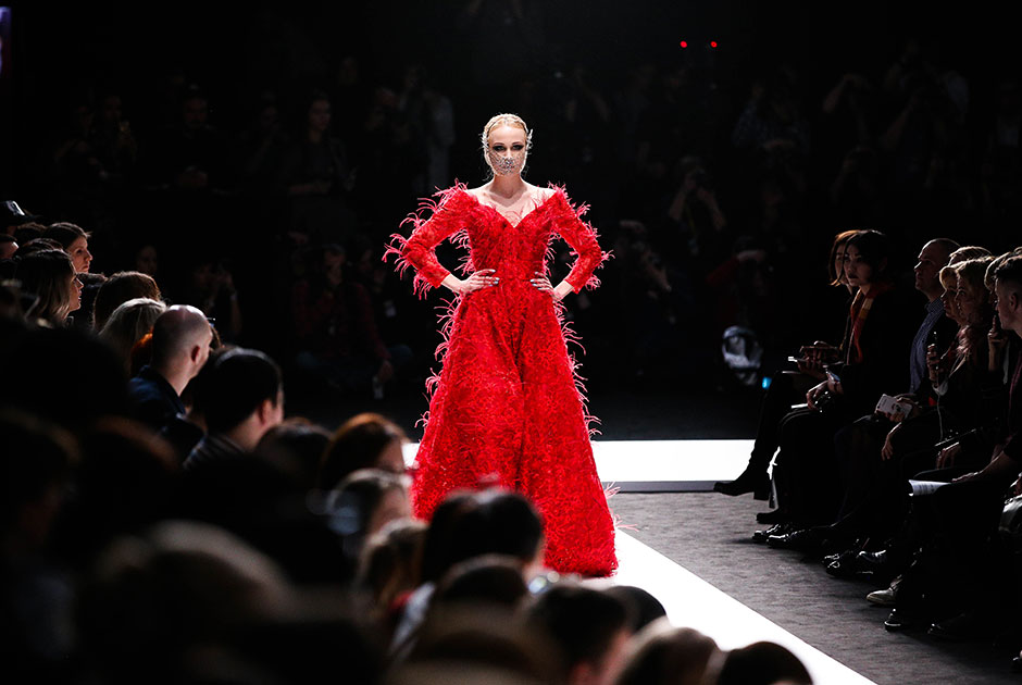 На показе казахских дизайнеров фурор произвела модель в кроваво-красном платье и полумаске, как у людоеда Ганнибала Лектера из «Молчания ягнят».