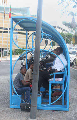 Чистильщики обуви за работой на улице Луанды