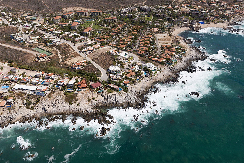 Лос-Кабос расположен в штате Южная Нижняя Калифорния. В состав муниципалитета на самом деле входят два небольших города-курорта: Кабо-Сан-Лукас и Сан-Хосе-дель-Кабо. В совокупности в них живут более 300 тысяч человек — не считая туристов, которых здесь море.