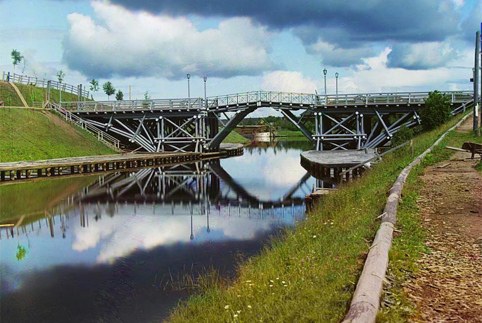 Река Вытегра (Вологодская область) является частью Волго-Балтийского водного пути. Длина реки — 64 километра, впадает в Онежское озеро. Подъемный мост был построен в 1894 году при реконструкции Мариинской водной системы. Сохранялся до начала 1960-х годов. 