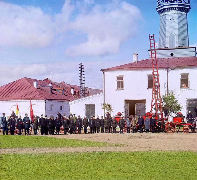 Вольное пожарное общество города Вытегры было учреждено 29 апреля 1889 года. Пожарная команда образована 14 января 1890 года. На заднем плане напротив ворот стоит пожарный локомобиль. Пожарная часть находилась в этом здании до 2012 года. 