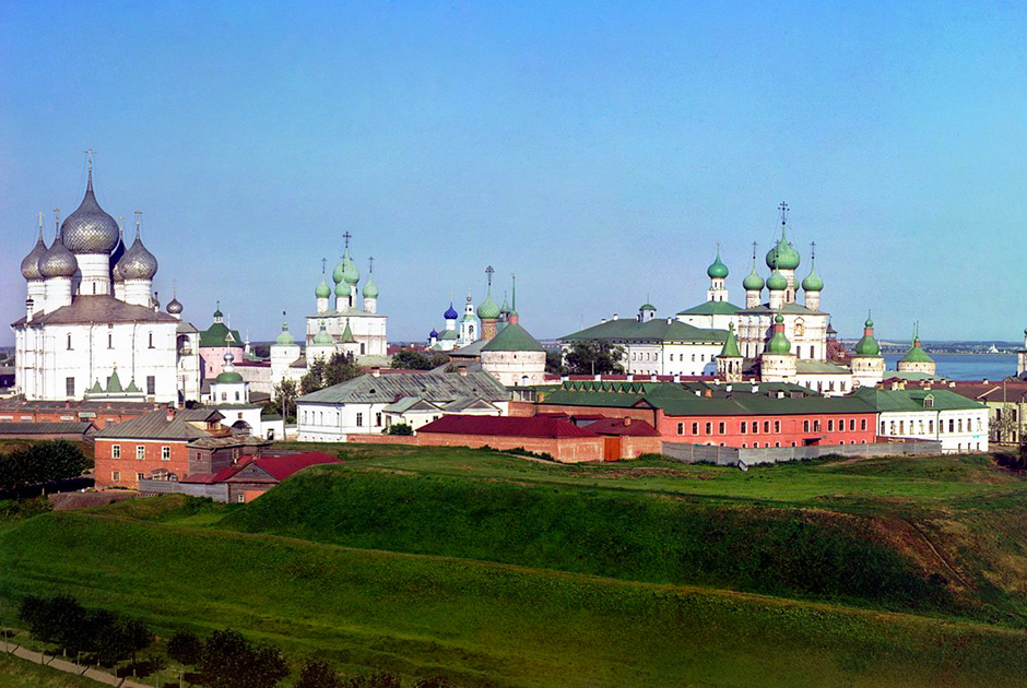Ростовский кремль был построен в 1670-1683 годах. Расположен в центре Ростова на берегу озера Неро. В 2013 году вошел в десятку «Символов России». 
