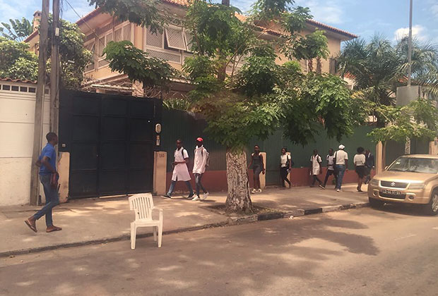 Ангольские дети ходят в школу в белом
