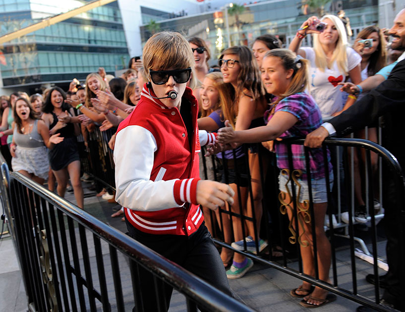 Джастин Бибер выступает на церемонии награждения MTV Video Music Awards в Лос-Анджелесе. Сентябрь 2010 года.