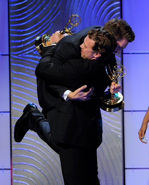 Актеры Скотт Клифтон и Билли Миллер радуются победе в номинации «Лучший актер второго плана» премии «Эмми». Клифтон получил награду за роль в сериале «Дерзкие и красивые», Миллер — за участие в мыльной опере «Молодые и дерзкие». Июнь 2013 года.