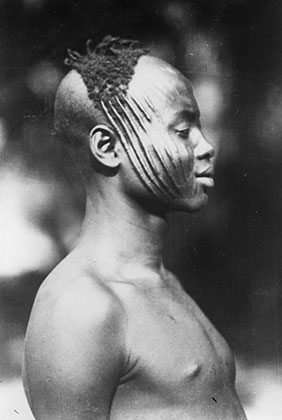 Шрамирование в Африке (фото 1930 года)