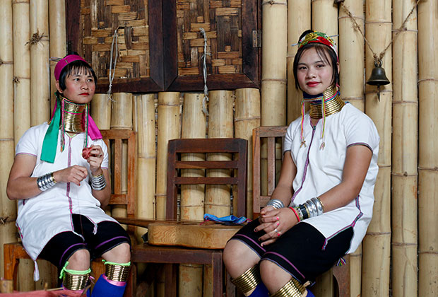 Девушки из бирманского племени падаунов с озера Инле в Мьянме