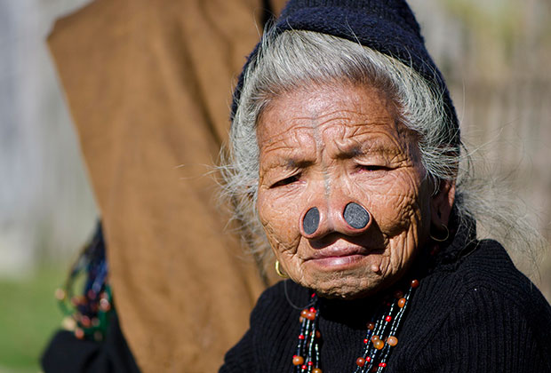 Старая женщина из племени апатани (Индия)