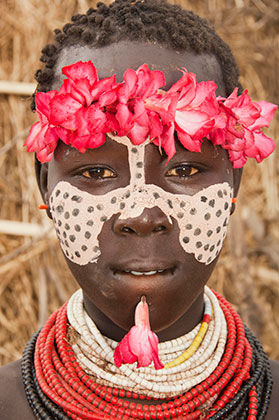 Девушка из племени каро (Южная Эфиопия) с пирсингом в нижней губе