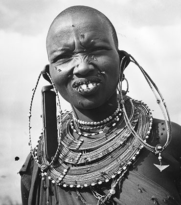 Женщина из племени масаи (фото 1950-х годов). Украшения в ушах указывают на брачный статус
